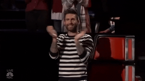 Gif mit Adam Levine, der klatscht
