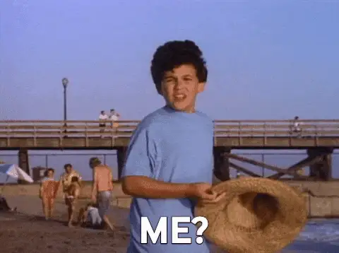 Gif mit Bub, der auf sich zeigt und "Ich?" fragt.