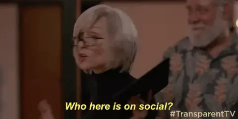 Gif mit Frau, die fragt: "Who here is on social?" 