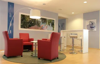 Besprechungsecke mit roten Sesseln in einem hellen Büro