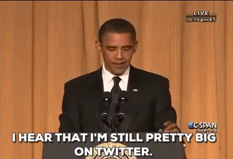 GIF: Redner am Pult mit Untertitel „I hear that I’m still pretty big on Twitter“