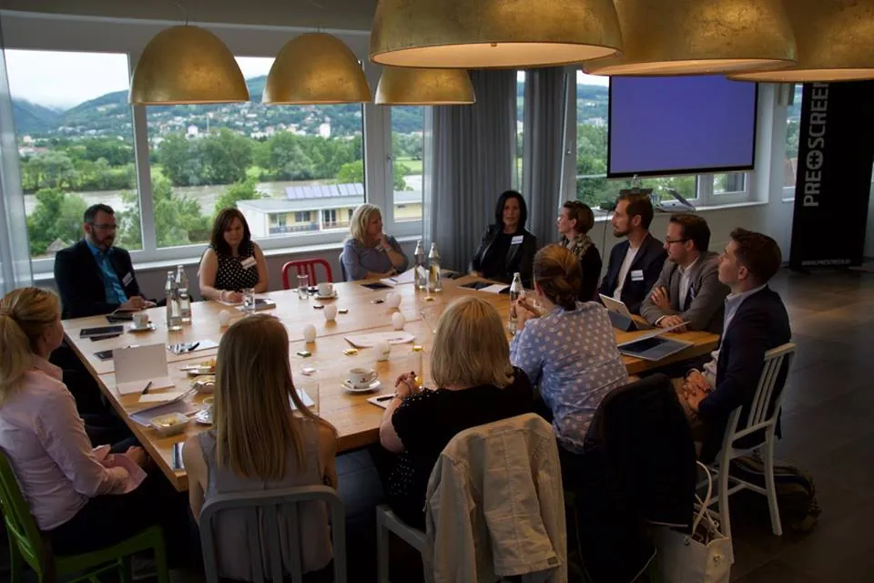 Teilnehmende beim HR Brunch an einem langen Besprechungstisch
