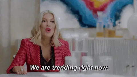 GIF: Frau mit Untertitel „We are trending right now“