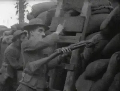 Schwarzweiß-GIF: Soldaten klettern aus einem Schützengraben