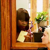 Gif mit Frau, die auf Zettel mit Aufschrift "I told you so" zeigt