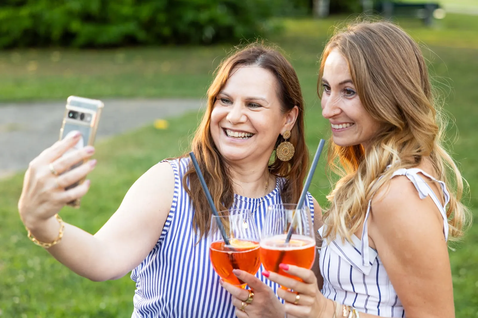 Claudia Lorber macht ein Selfie bei einem HRperol-Event