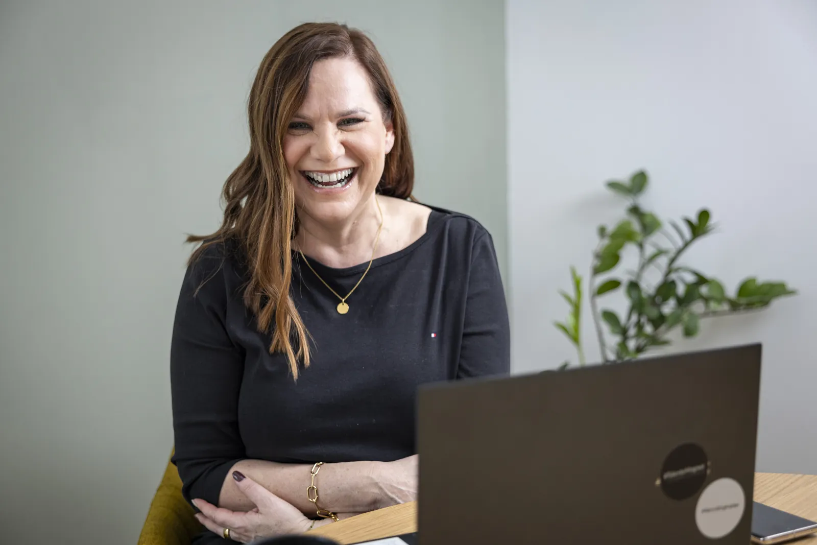 Claudia Lorber lachend am Laptop