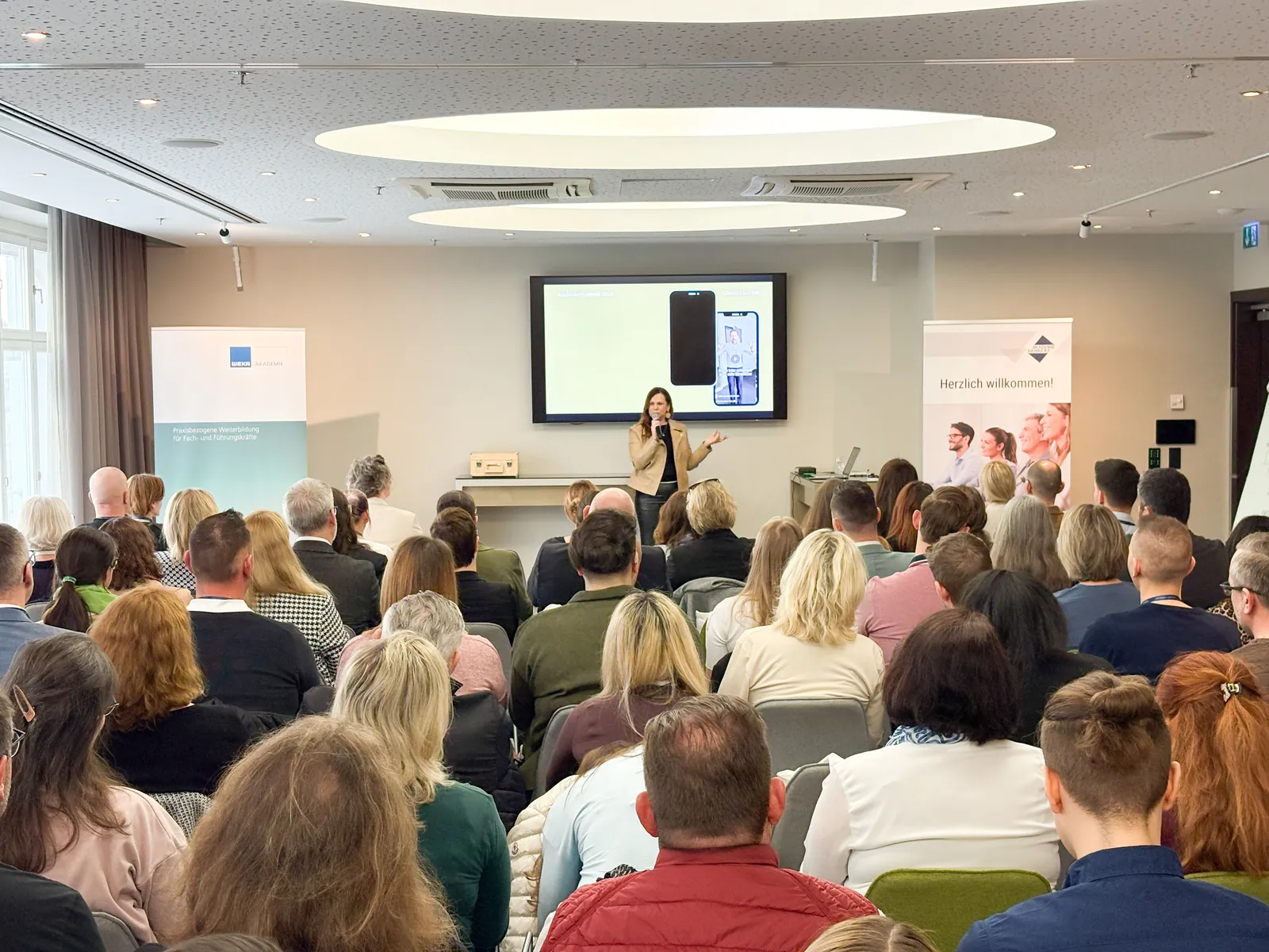 Claudia Lorber auf der Bühne: Ausbilder Summit Wien