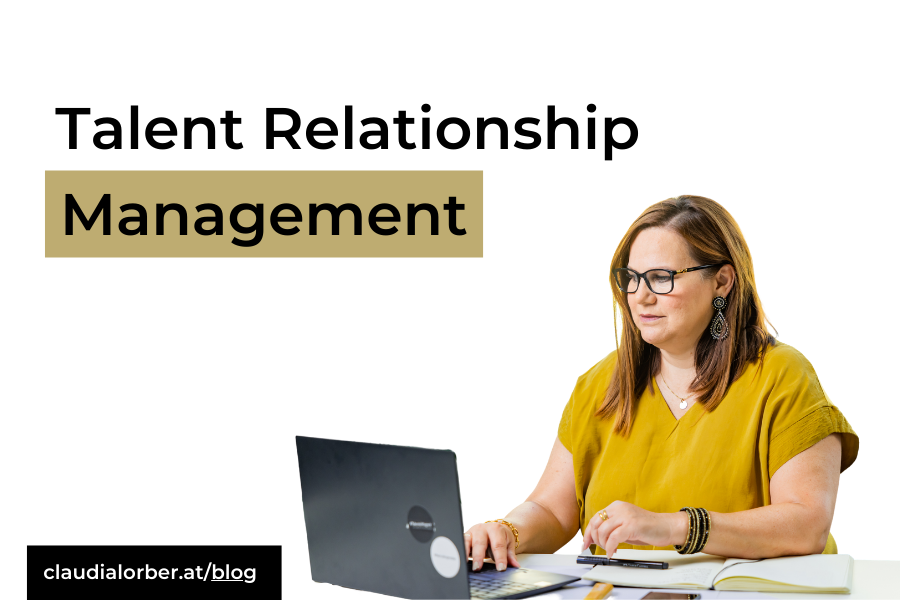 "Talent Relationship Management" Portrait Claudia Lorber mit einem Notebook: Tipps zum Aufbau eines Talent Pools mit Unterstützung von MyVeeta.