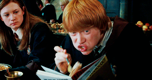 Gif mit Ron & Ginny Weasley von Harry Potter beim Essen 